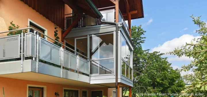 wintergarten-ideen-balkon-terrassenueberdachung-aus-glas-reinigen-glasschiebewand